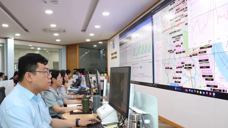 Nhân viên Công ty CP Cấp nước Nhà Bè giám sát, quản lý vận hành mạng lưới cấp nước qua Trung tâm quản lý vận hành hệ thống cấp nước