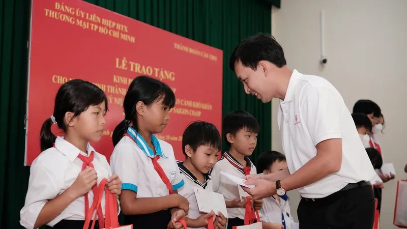 Bí thư Đảng ủy, Chủ tịch HĐQT Saigon Co.op Vũ Anh Khoa trao kinh phí hỗ trợ học tập cho học sinh có hoàn cảnh khó khăn tại TP Cần Thơ 
