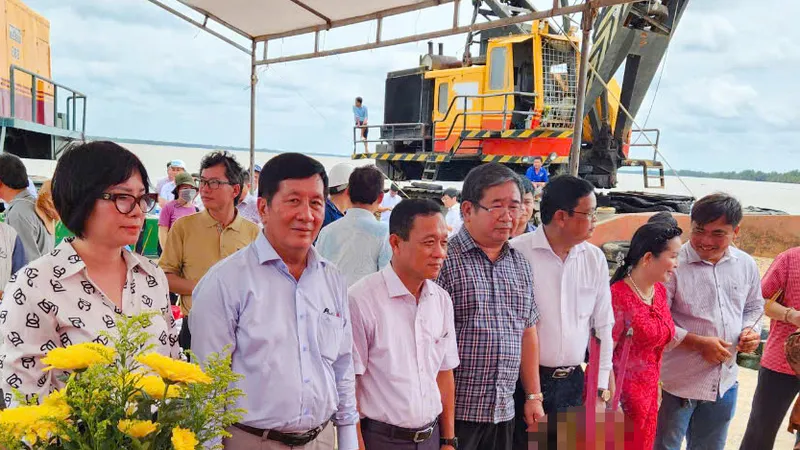 Các đại biểu tại lễ khởi công khai thác mỏ cát MS04