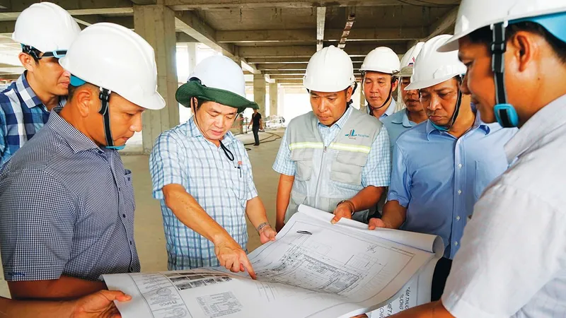 Tổng Giám đốc SATRA Lâm Quốc Thanh (thứ hai, từ trái sang) khảo sát, kiểm tra tiến độ thi công Trung tâm thương mại SATRA đường Võ Văn Kiệt 