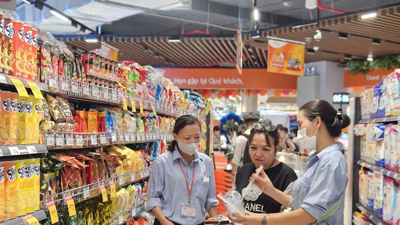  Phụ huynh, học sinh lựa chọn quà tặng tri ân thầy cô giáo 