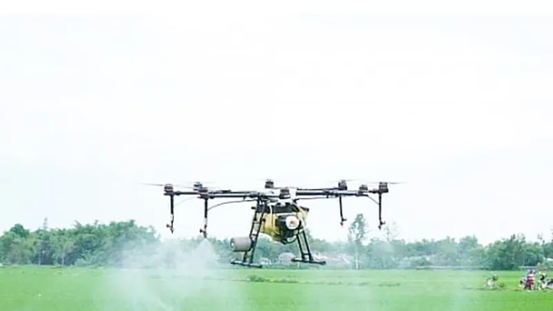 Áp dụng thiết bị bay không người lái để phun xịt thuốc ở cánh đồng mẫu của Đề án 1 triệu ha lúa chất lượng cao ở huyện Tân Hưng