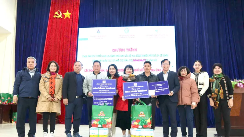Đại diện Saigon Co.op và HUBA trao bảng biểu trưng quà tặng cho các hộ khó khăn ở Lào Cai