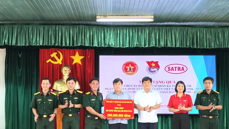 SATRA giao lưu, tặng quà Ban Chỉ huy quân sự huyện Củ Chi 