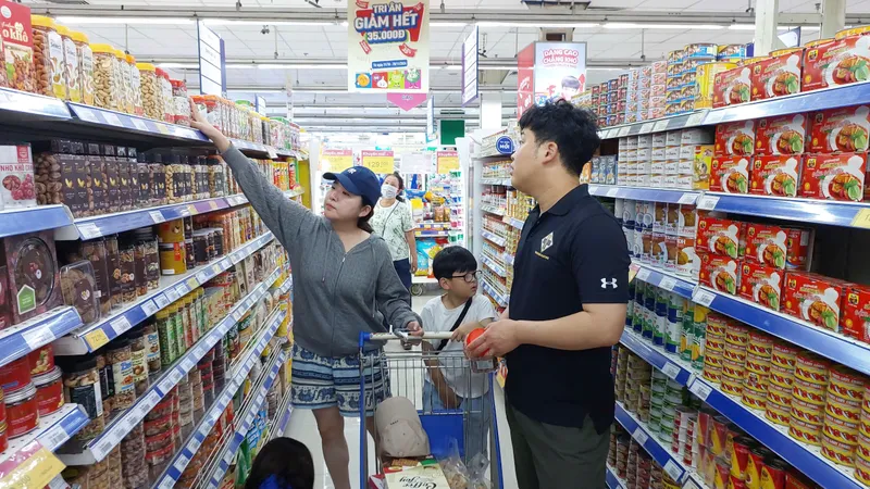 Hàng hóa phục vụ mùa tết được đưa lên kệ siêu thị khá sớm