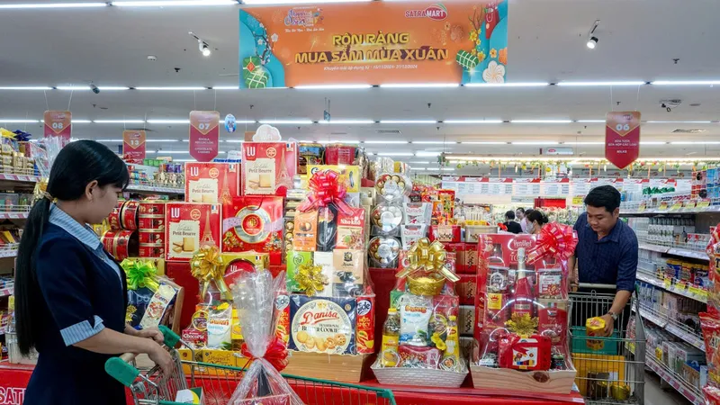 Giỏ quà tết đã lên kệ hàng các đơn vị thuộc hệ thống bán lẻ SATRA