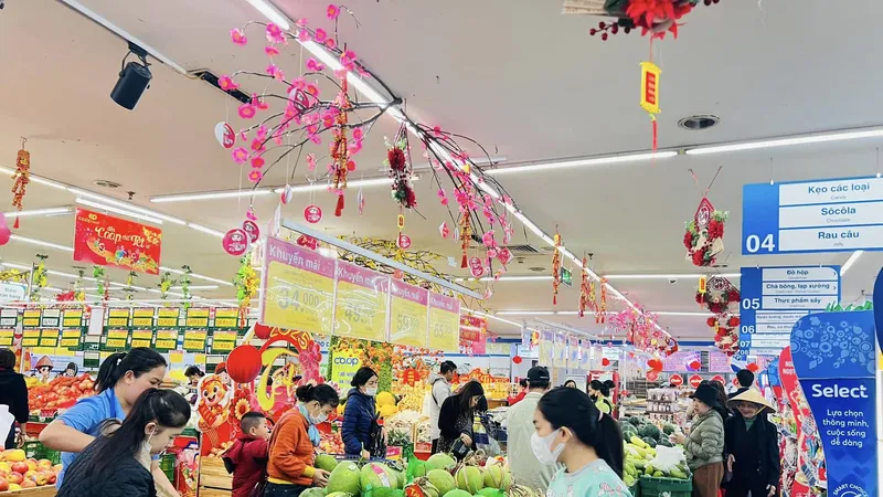 Khách hàng mua sắm tại một siêu thị thuộc Saigon Co.op