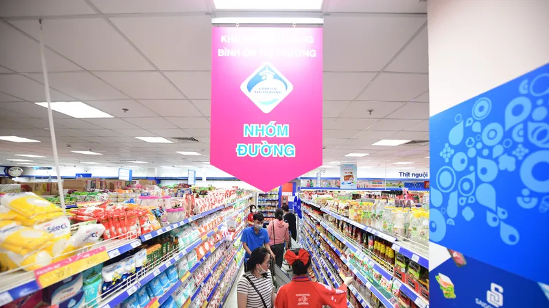 Người dân mua sắm tại siêu thị Co.op mart, TPHCM