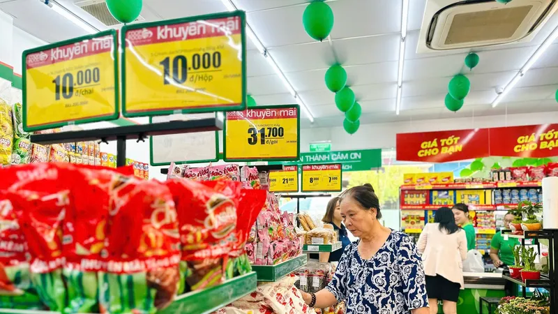 Người dân mua sắm hàng bình ổn tại một cửa hàng Co.op Food, TPHCM