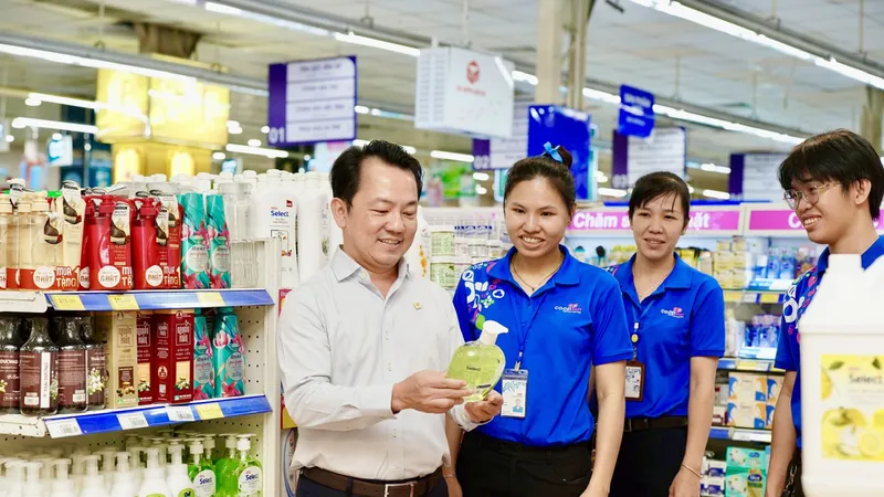 Ông Nguyễn Anh Đức, Tổng giám đốc Saigon Co.op kiểm tra hàng hóa tại siêu thị Co.opmart
