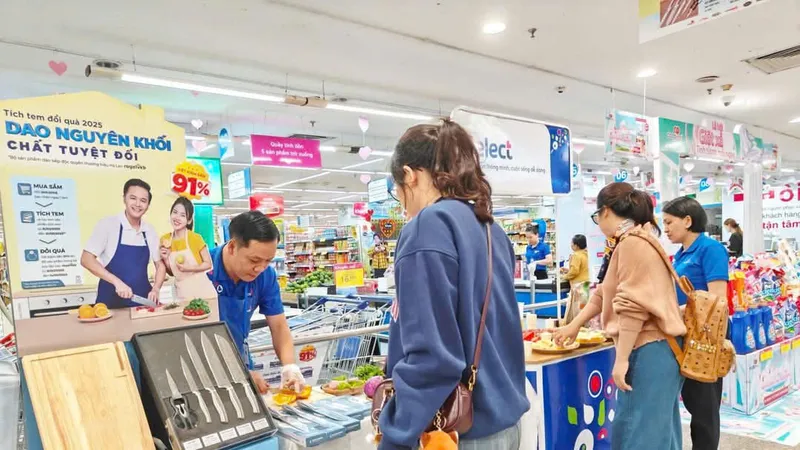 Người tiêu dùng hào hứng với chương trình “Tích tem đổi quà”
