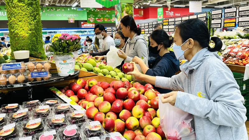 Khách hàng chọn mua trái cây tại siêu thị Co.opmart ở TPHCM