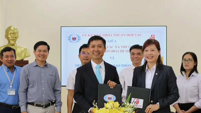 Đại diện Saigon Co.op và Trường Cao đẳng Giao thông vận tải TPHCM ký kết hợp tác