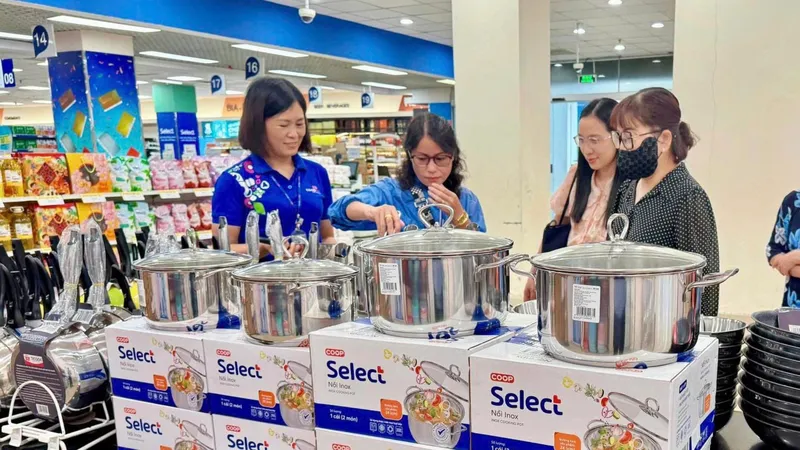 Người tiêu dùng tham gia chương trình “Thu cũ đổi mới - Giá cực hời”