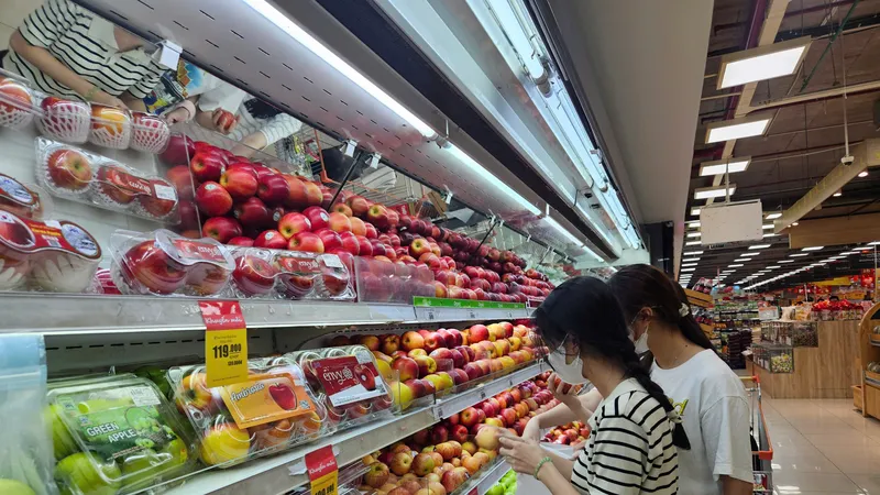 Người tiêu dùng chọn mua sản phẩm giải nhiệt tại Co.opXtra đường Phạm Văn Đồng (TP Thủ Đức, TPHCM) 