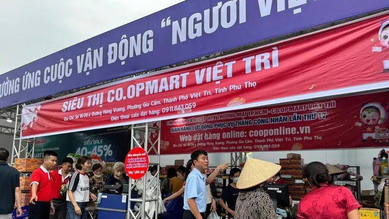 Người dân mua sắm tại gian hàng lưu động Co.opmart Việt Trì 