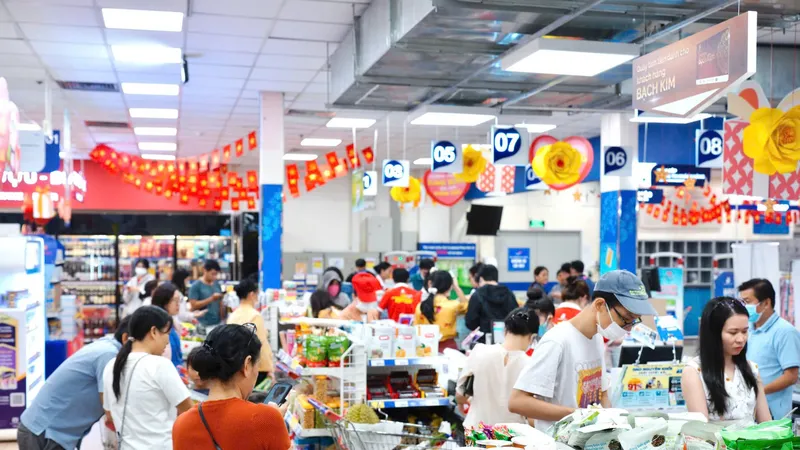 Người tiêu dùng chọn mua sản phẩm giảm giá nhờ kích cầu tại một siêu thị ở TPHCM 
