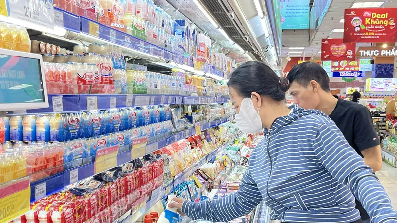 Khách hàng chọn mua sữa tại siêu thị 