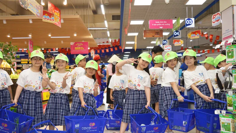 Học sinh Trường Tiểu học Chi Lăng (quận Gò Vấp, TPHCM) trải nghiệm mua sắm tại siêu thị