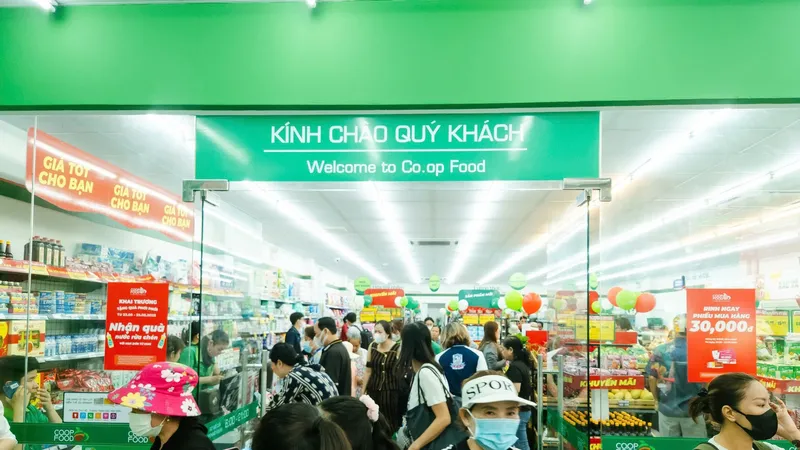 Người dân háo hức mua sắm tại điểm bán mới của Co.op Food 