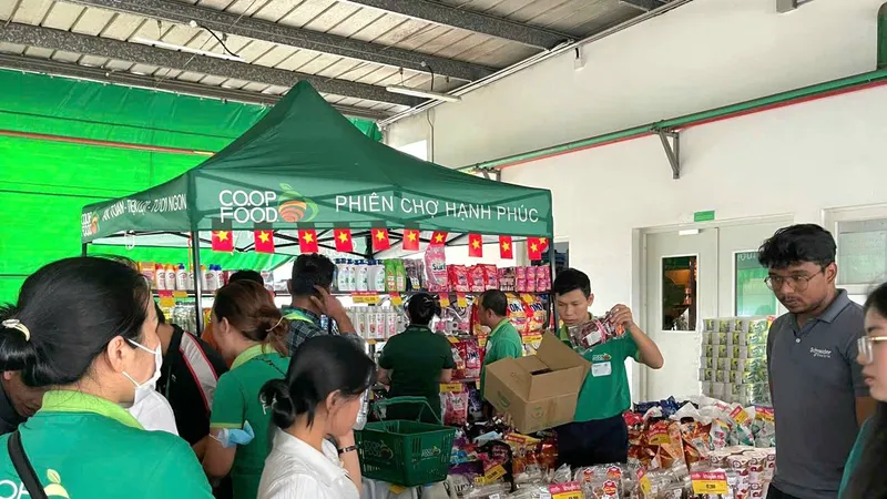 “Phiên chợ hạnh phúc” đến với công nhân lao động