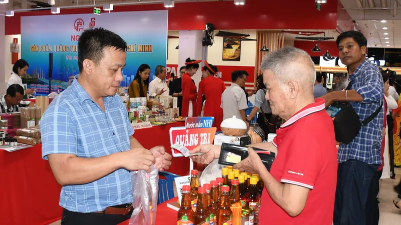 Đặc sản tỉnh Quảng Trị được người tiêu dùng quan tâm trong Ngày hội sản phẩm Quảng Trị 2025 tại siêu thị Co.opmart đường Quang Trung 