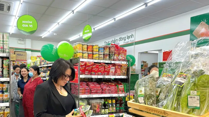 Người dân mua sắm tại điểm bán mới của Co.op Food