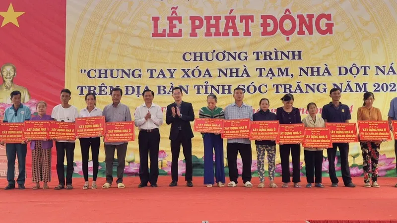 Lãnh đạo tỉnh Sóc Trăng trao hỗ trợ nhà ở cho người dân
