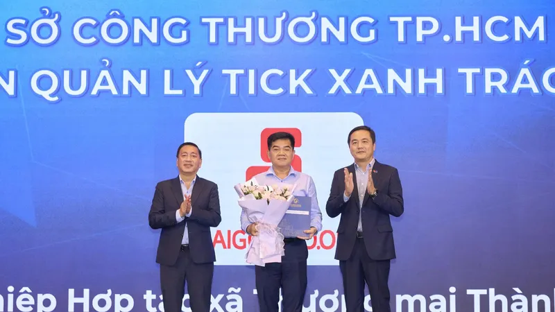 Đại diện Saigon Co.op nhận ủy quyền quản lý “Tick xanh trách nhiệm” của Sở Công thương TPHCM