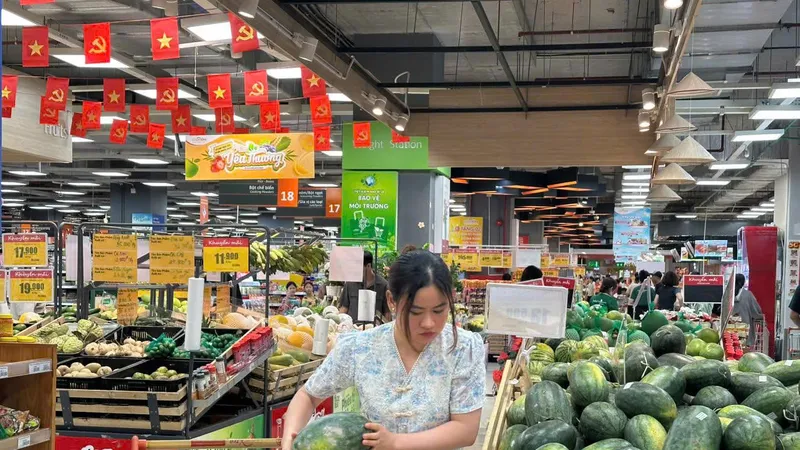 Khách hàng chọn mua trái cây tại một siêu thị Co.opmart, TPHCM