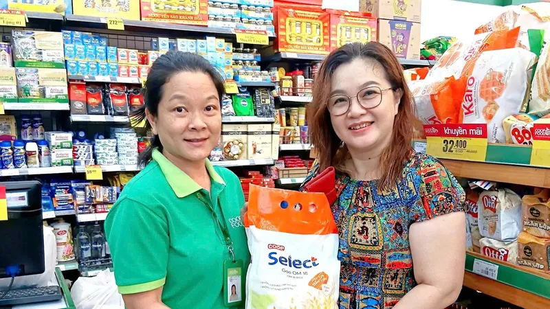 Người tiêu dùng đổi quà từ “Sắm xanh - Quà mát lành”