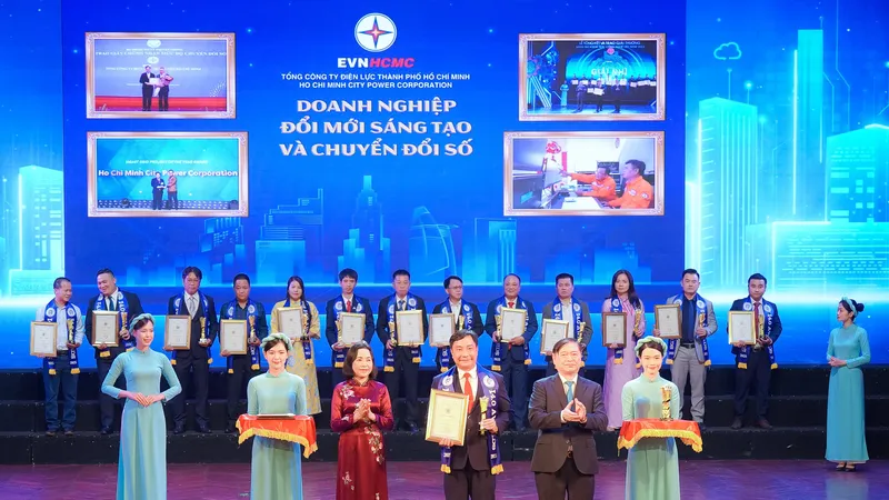 Phó Chủ tịch Quốc hội Nguyễn Thị Thanh và Chủ tịch Liên hiệp các Hội Khoa học và Kỹ thuật Việt Nam Phan Xuân Dũng trao giải thưởng Tốp Công nghiệp 4.0 Việt Nam cho đại diện EVNHCMC