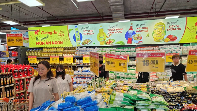 Người tiêu dùng chọn hàng Việt tại một siêu thị Co.opmart, TPHCM