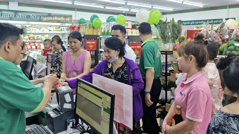 Cửa hàng Co.op Lux Garden (TPHCM) thu hút khách mua sắm khi vừa khai trương