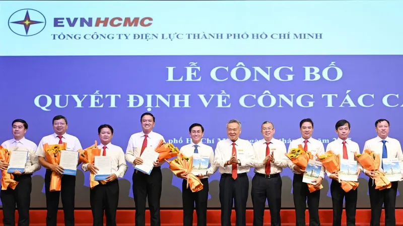 Lãnh đạo EVNHCMC trao quyết định cho giám đốc các đơn vị