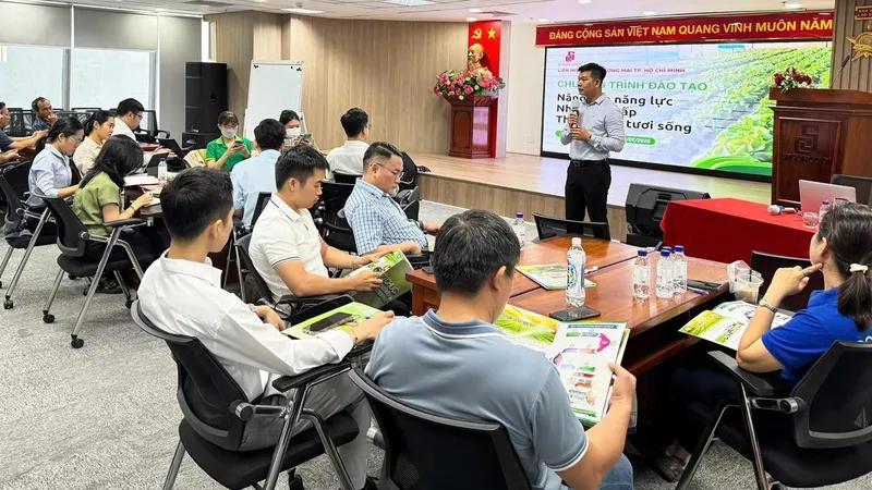 Đại diện Phòng quản lý chất lượng Saigon Co.op chia sẻ tại chương trình nâng cao năng lực nhà cung cấp năm 2025