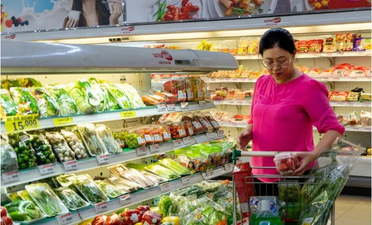 Người tiêu dùng chọn mua thực phẩm ở Satramart trong trung tâm thương mại Centre Mall, TPHCM