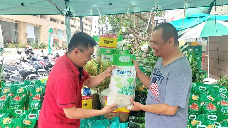 Người tiêu dùng chọn sản phẩm hàng nhãn riêng tại một siêu thị Co.op mart, TPHCM