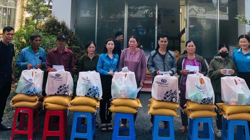 Đại diện Co.opmart Cao Lãnh trao quà đến người dân bị ảnh hưởng dông lốc