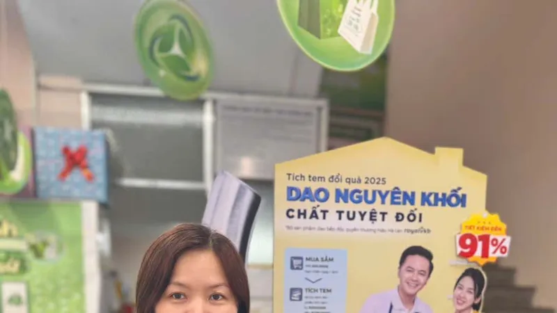 Khách hàng hào hứng với chương trình “Tích tem đổi quà”