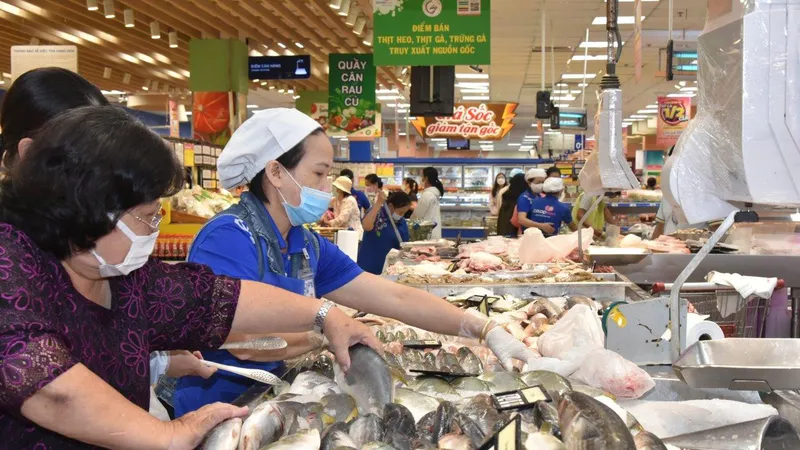 Người tiêu dùng chọn mua thủy sản trong siêu thị ở TPHCM