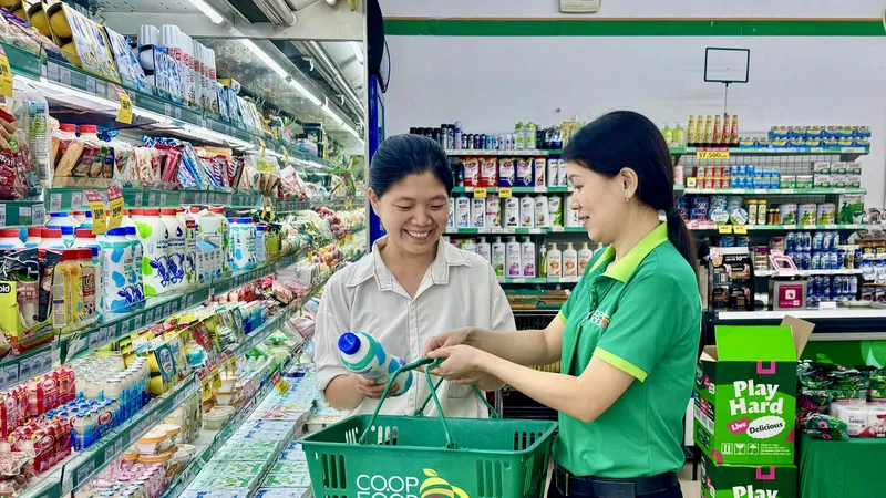 Khách hàng chọn mua sắm tại cửa hàng Co.op Food vì lợi thế gần nhà