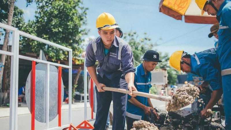 Công nhân ngành cấp nước thực hiện đào đường, lắp đặt hệ thống cấp nước đúng quy trình kỹ thuật, đảm bảo an toàn và chất lượng