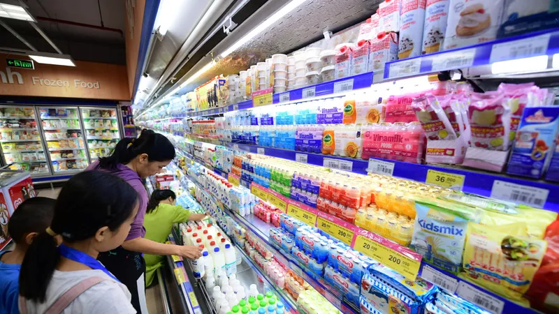 Khách hàng chọn các sản phẩm sữa tại một siêu thị Co.opmart, TPHCM