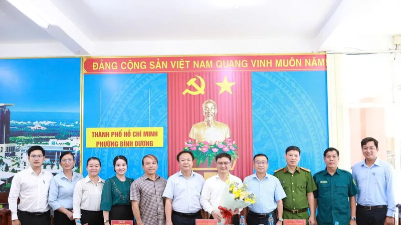 Đồng chí Nguyễn Mạnh Cường, Phó Chủ tịch UBND TPHCM (thứ năm từ phải sang) tại buổi làm việc với lãnh đạo phường Bình Dương