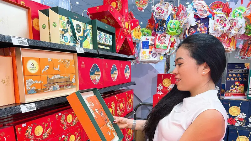 Khách hàng đặt mua bánh Trung thu sớm tại Co.opmart được nhiều ưu đãi