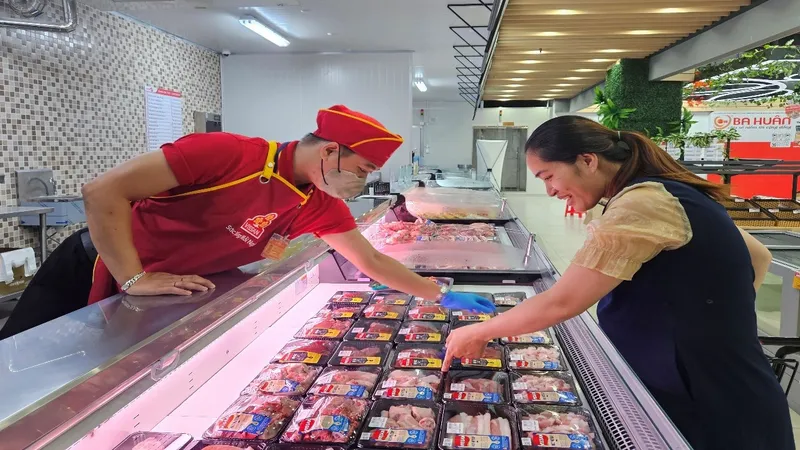 Khách hàng mua thực phẩm tươi sống tại một siêu thị Satramart, TPHCM
