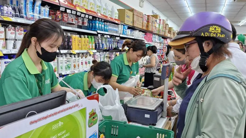 Cửa hàng Co.op Food thu hút khách mua sắm khi vừa khai trương