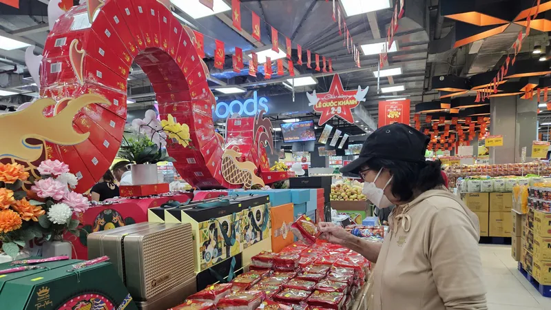 Người tiêu dùng chọn mua bánh trung thu tại siêu thị Co.opmart