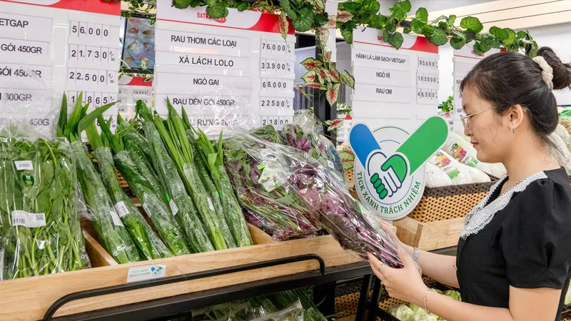 Khách hàng mua sắm tại Centre Mall 1466 đường Võ Văn Kiệt, phường Bình Tiên, TPHCM